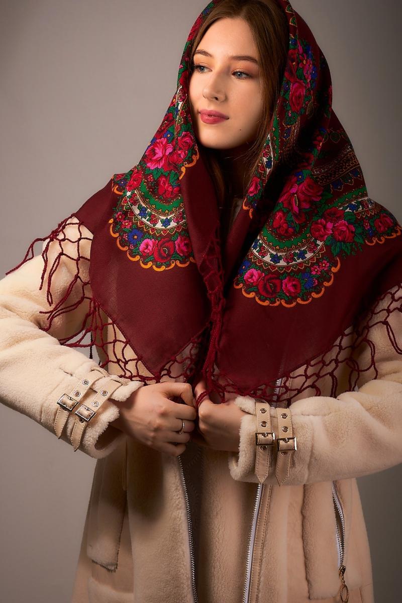Ukrainian shawl "Hustka". Maroon. Medium